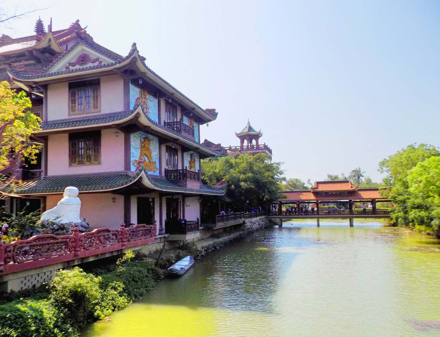 Hồ nước phía bên tả chánh điện.