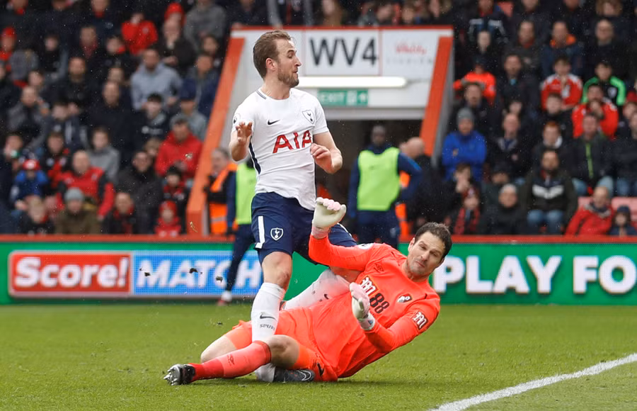  Pha va chạm khiến Kane bị thương. Ảnh: REUTERS
