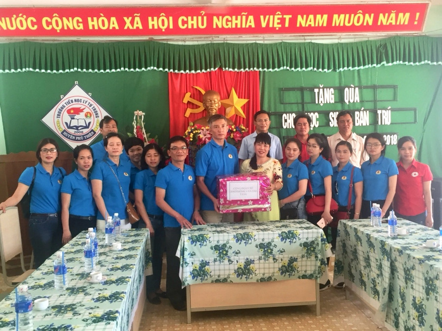 Đoàn đã đến thăm và tặng quà cho Trường Tiểu học Lý Tự Trọng. Ảnh: T.D