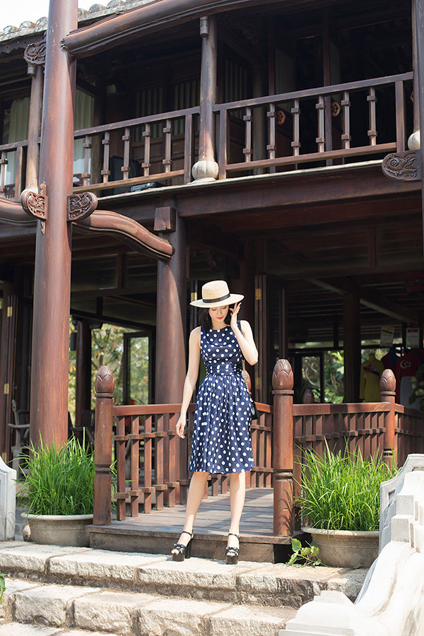 Những chi tiết mang đặc trưng của phong cách cổ điển như áo cổ lá sen, váy sơ mi, váy cổ sơ mi được chắt lọc và trình bày trong các kiểu trang phục mới. Những chi tiết mang đặc trưng của phong cách cổ điển như áo cổ lá sen, váy sơ mi, váy cổ sơ mi được chắt lọc và trình bày trong các kiểu trang phục mới.