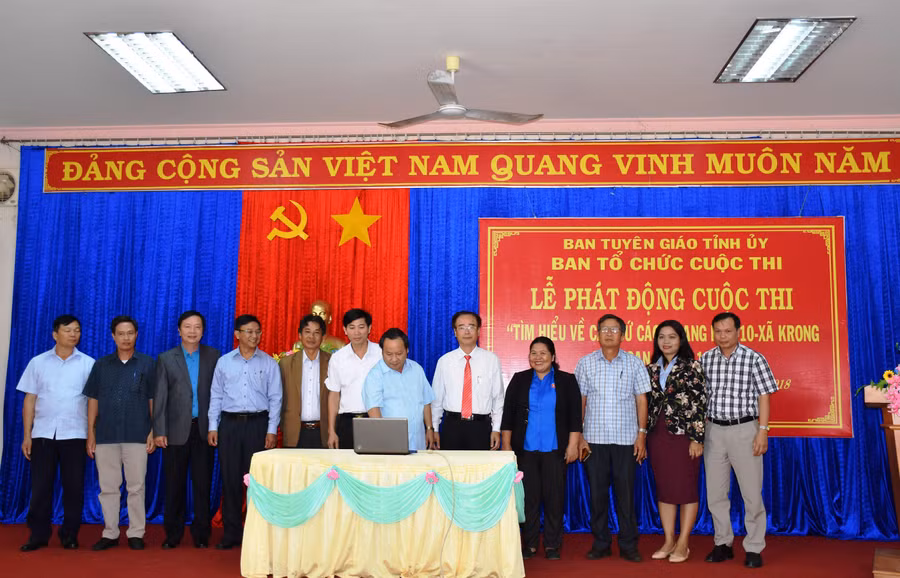 Đồng chí Châu Ngọc Tuấn-Phó Bí thư Tỉnh ủy bấm nút phát động “Cuộc thi tìm hiểu về căn cứ cách mạng Khu 10- xã Krong giai đoạn 1945-1975”. Ảnh: Trần Dung Đồng chí Châu Ngọc Tuấn-Phó Bí thư Tỉnh ủy đã bấm nút phát động “Cuộc thi tìm hiểu về căn cứ cách mạng Khu 10- xã Krong giai đoạn 1945-1975”. Ảnh: Trần Dung