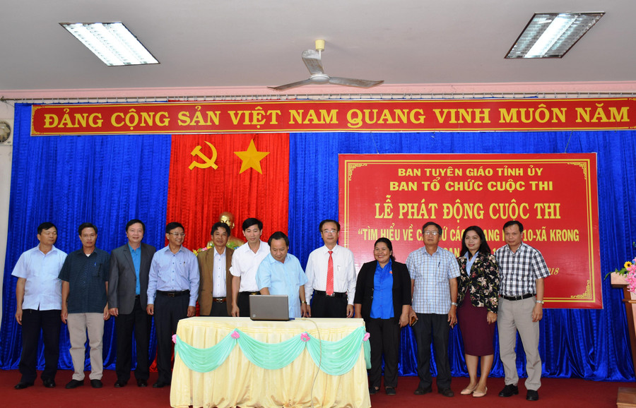 Đồng chí Châu Ngọc Tuấn-Phó Bí thư Tỉnh ủy đã bấm nút phát động “Cuộc thi tìm hiểu về căn cứ cách mạng Khu 10- xã Krong giai đoạn 1945-1975”. Ảnh: Trần Dung