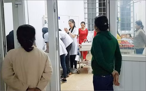 Hai học sinh đang được cấp cứu tại bệnh viện.