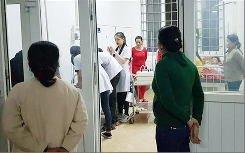 Hai học sinh đang được cấp cứu tại bệnh viện.