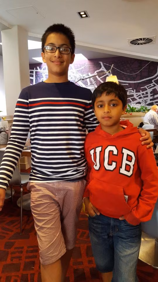 Hai anh em nhà Garg cùng có IQ 162.