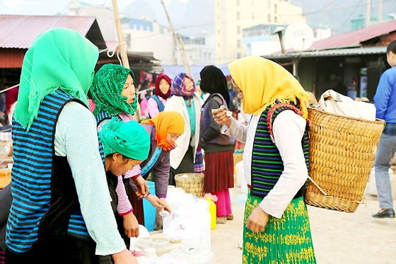 Các phiên chợ vùng cao luôn là điểm hấp dẫn du khách. Các phiên chợ vùng cao luôn là điểm hấp dẫn du khách.
