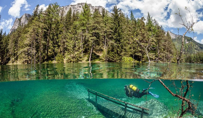 Hàng năm, một công viên dưới chân rặng Hochschwab lại biến thành hồ lớn, nhấn chìm các băng ghế và lối đi bộ. Đây là một trong những điểm đến nổi tiếng của Áo nhờ hiện tượng thay đổi thú vị này: mùa đông là công viên, mùa hè tuyết trên núi tan chảy biến nơi này thành một hồ nước.