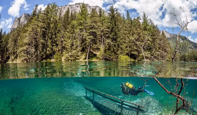 Hàng năm, một công viên dưới chân rặng Hochschwab lại biến thành hồ lớn, nhấn chìm các băng ghế và lối đi bộ. Đây là một trong những điểm đến nổi tiếng của Áo nhờ hiện tượng thay đổi thú vị này: mùa đông là công viên, mùa hè tuyết trên núi tan chảy biến nơi này thành một hồ nước.
