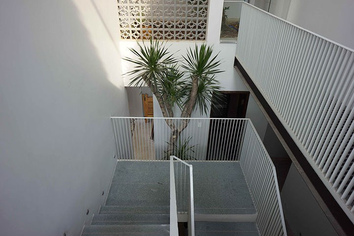 Ánh sáng tự nhiên len lỏi khắp không gian.