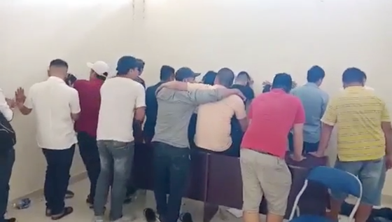 Nhiều nam thanh niên phê ma túy được đưa về trụ sở.