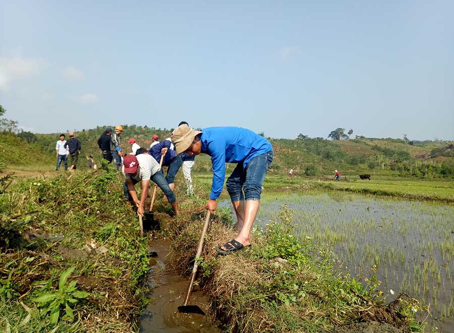  Đoàn viên thanh niên giúp dân nạo vét kênh mương nội đồng. Ảnh: Hà Duyệt