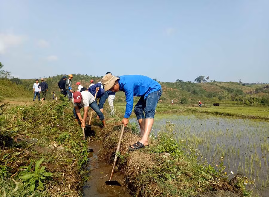  Đoàn viên thanh niên giúp dân nạo vét kênh mương nội đồng. Ảnh: Hà Duyệt
