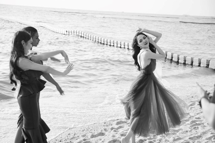  Cô nàng thoải mái vui đùa cùng các thí sinh trong cuộc thi.