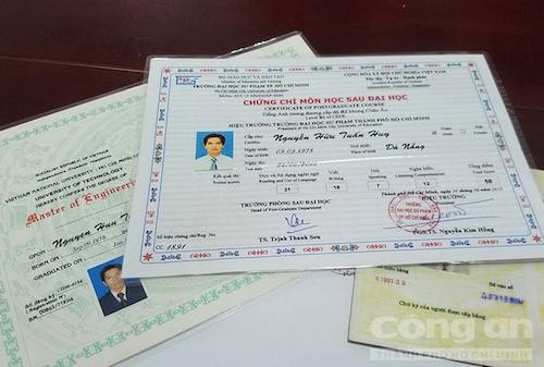 Nhiều văn bằng, chứng chỉ giả được ông Huy sử dụng để xin việc. Nhiều văn bằng, chứng chỉ giả được ông Huy sử dụng để xin việc.