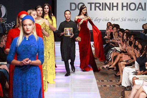 NTK Đỗ Trịnh Hoài Nam trên sàn diễn New York Couture Fashion Week 2017.