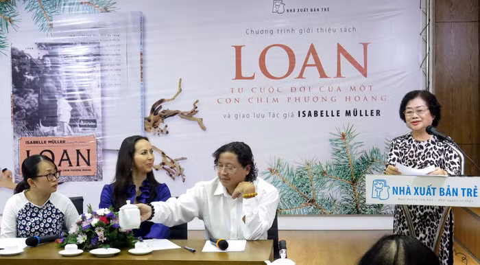 Bà Trương Mỹ Hoa (bìa phải) có mặt tại buổi giao lưu kể về việc làm quen với tác giả Isabelle Mülller và giới thiệu bản thảo quyển sách về bà Loan cho NXB Trẻ