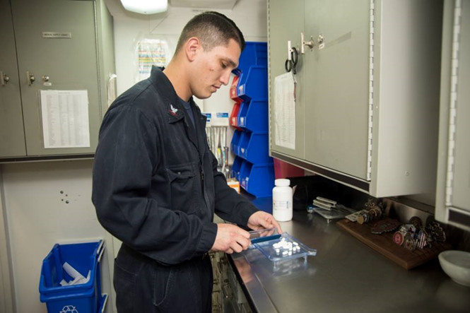 Một thủy thủ bên trong phòng y tế trên tàu sân bay Carl Vinson 