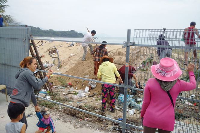 Người dân Nam Ô bức xúc tự phá rào của dự án resort để được ra biển.