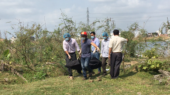 Lực lượng chức năng đưa thi thể nạn nhân lên bờ.