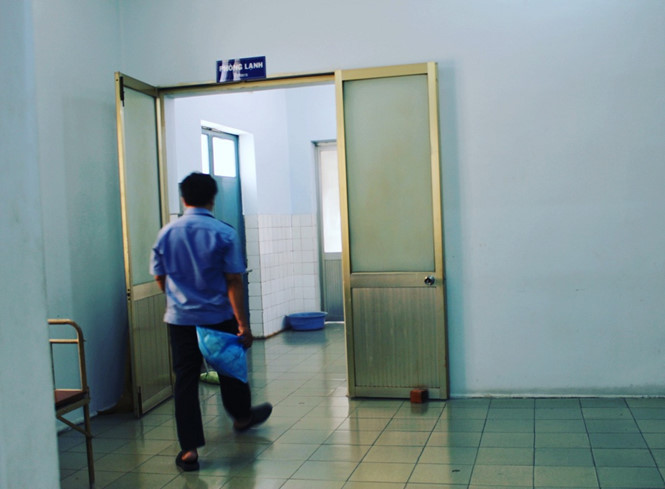 Anh Nguyễn Sơn Lâm (44 tuổi) đến với nghề trông coi nhà xác như một cái duyên. Anh Nguyễn Sơn Lâm (44 tuổi) đến với nghề trông coi nhà xác như một cái duyên.