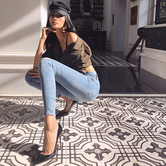 Có vẻ như Hoàng Thùy đang nhớ nhung phong cách cá tính nên cả khi đi sự kiện lẫn street style, Á hậu đều chọn những bộ cánh khoe dáng mạnh mẽ. Với chiếc mũ lưỡi trai, áo crop top màu xanh quân đội, quần jeans bạc, Hoàng Thùy khiến người đối diện liên tưởng đến một nữ cảnh sát sexy trong phim hành động.