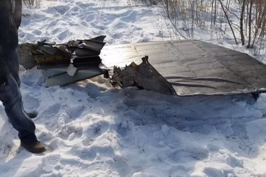 Cánh cửa máy bay bị rơi. Ảnh: Crime Russia