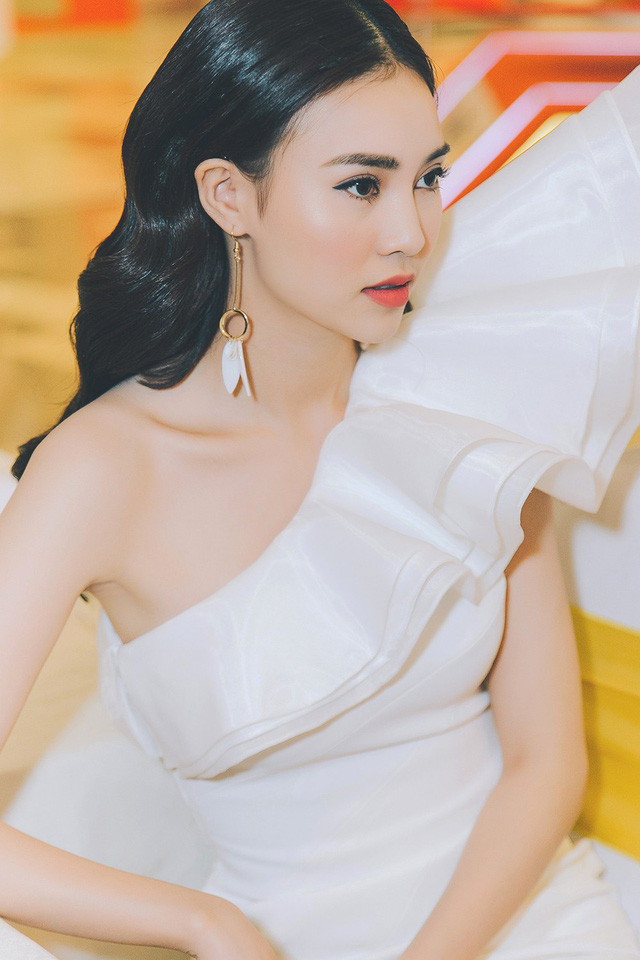 Năm 2018 sẽ là một năm làm việc hết công suất, chăm chỉ kiếm tiền của nữ diễn viên “Cô Ba Sài Gòn” bởi người đẹp vẫn đang trong giai đoạn “trả nợ ngân hàng” do vừa mua thêm một căn nhà mới thứ 2.