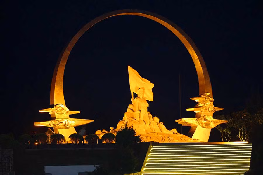 Tượng đài “Những người nằm lại phía chân trời”. Ảnh: Mai Thắng