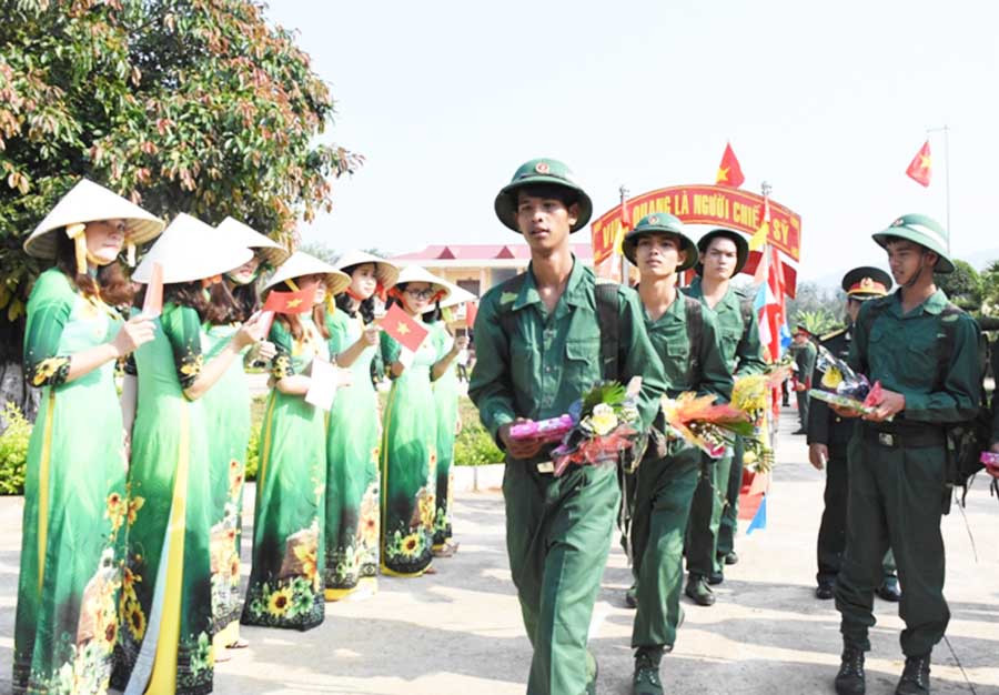 Thanh niên Chư Pah hăng hái lên đường nhập ngũ. Ảnh: Ngọc Sang