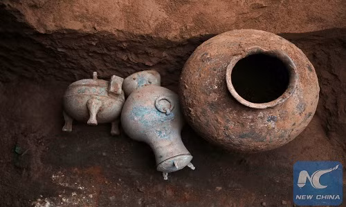 Ấm rượu 2.000 năm tuổi (ở giữa) được dùng để cúng tế.