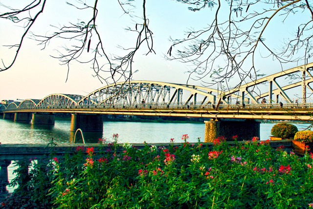  Theo ghi chép lịch sử, cầu Trường Tiền được xây dựng từ cuối thế kỷ XIX. Ảnh: BestPrice.