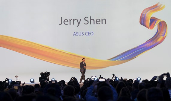  CEO của ASUS - Jerry Shen đã giới thiệu dòng sản phẩm mới nhất là ZenFone