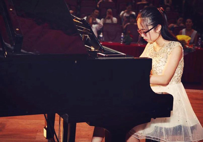 Ngân Hà biểu diễn piano trong một chương trình văn nghệ. Ngân Hà biểu diễn piano trong một chương trình văn nghệ.