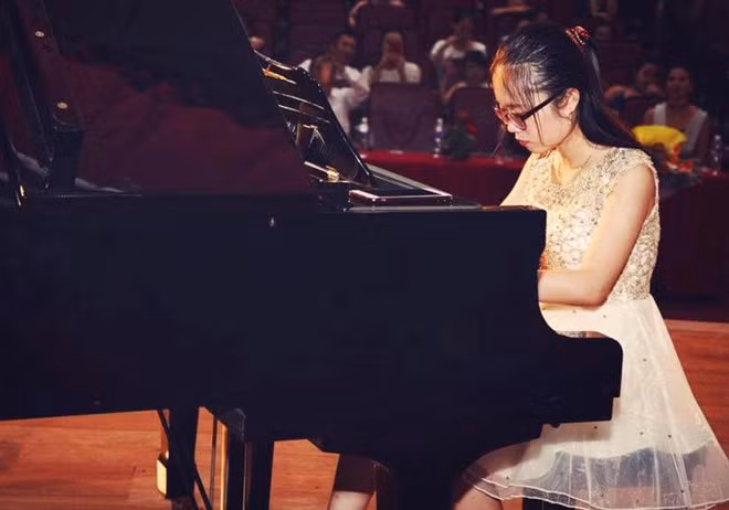 Ngân Hà biểu diễn piano trong một chương trình văn nghệ.