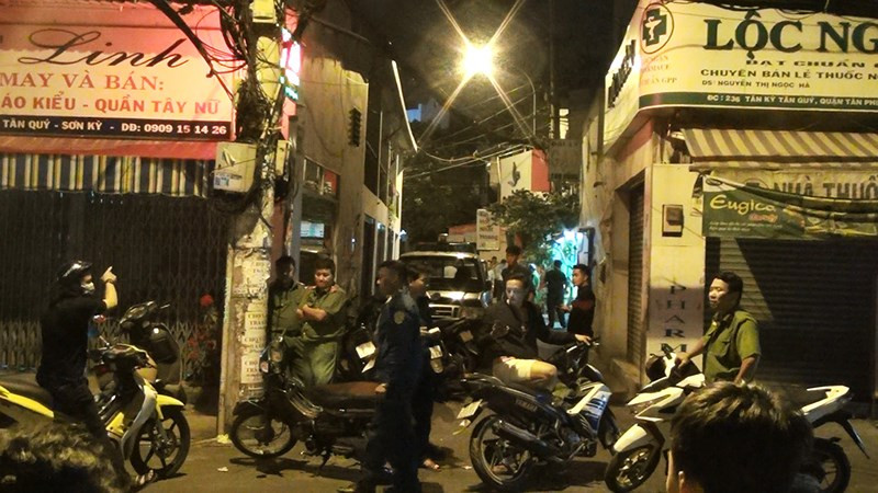 Cảnh sát phong tỏa hiện trường phục vụ điều tra làm rõ vụ án. Cảnh sát phong tỏa hiện trường phục vụ điều tra làm rõ vụ án.