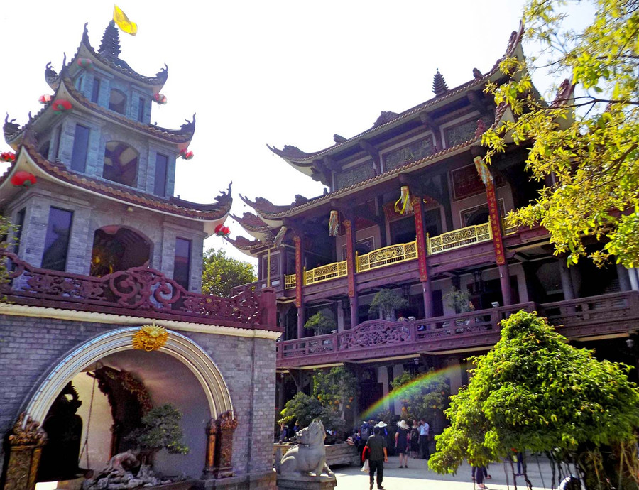 Gác chuông và chánh điện.