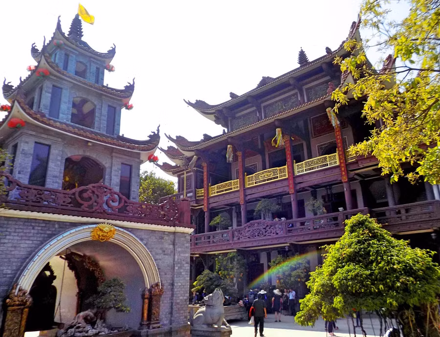 Gác chuông và chánh điện.