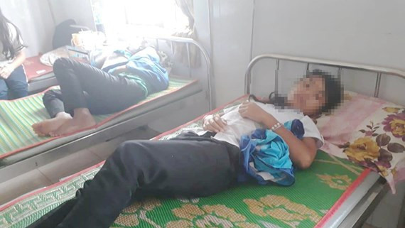 30 em học sinh nhập viện nghi do ngộ độc thức ăn  30 em học sinh nhập viện nghi do ngộ độc thức ăn