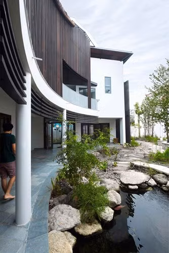 Một phần lớn trong khu đất được sử dụng để tạo vườn và không gian ngoài trời Một phần lớn trong khu đất được sử dụng để tạo vườn và không gian ngoài trời