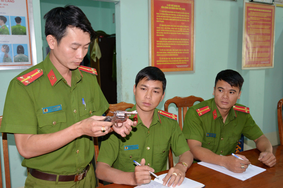 Khẩu súng rulo chứa 4 viên đạn bị tổ công tác Cảnh sát 113 thu giữ. N.H