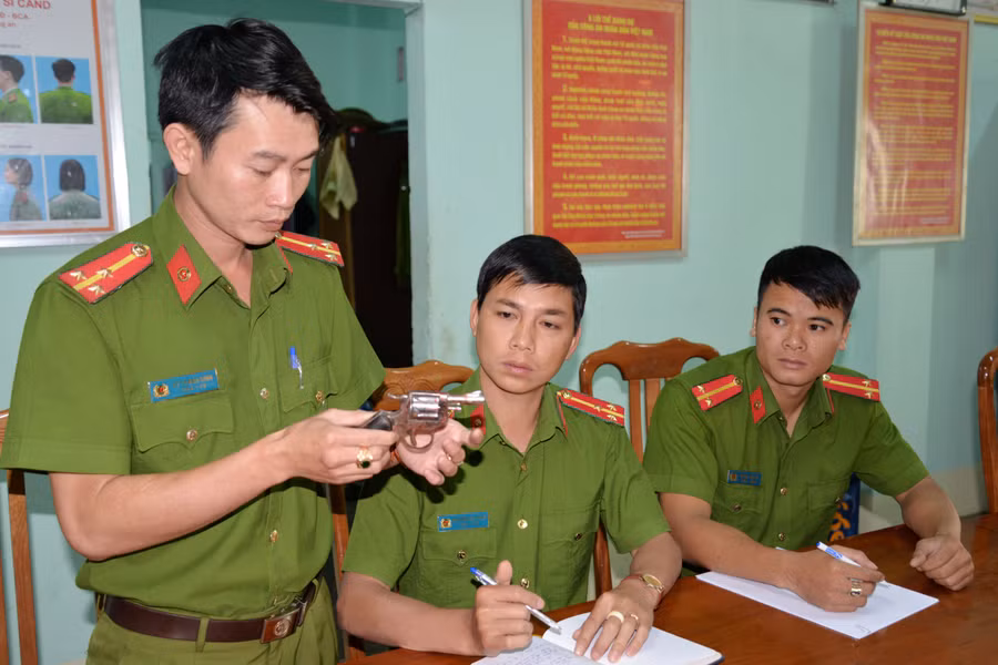 Khẩu súng rulo chứa 4 viên đạn bị tổ công tác Cảnh sát 113 thu giữ. N.H