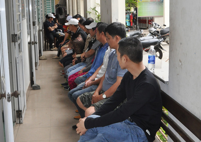 Các nghi can tại cơ quan điều tra. Các nghi can tại cơ quan điều tra.