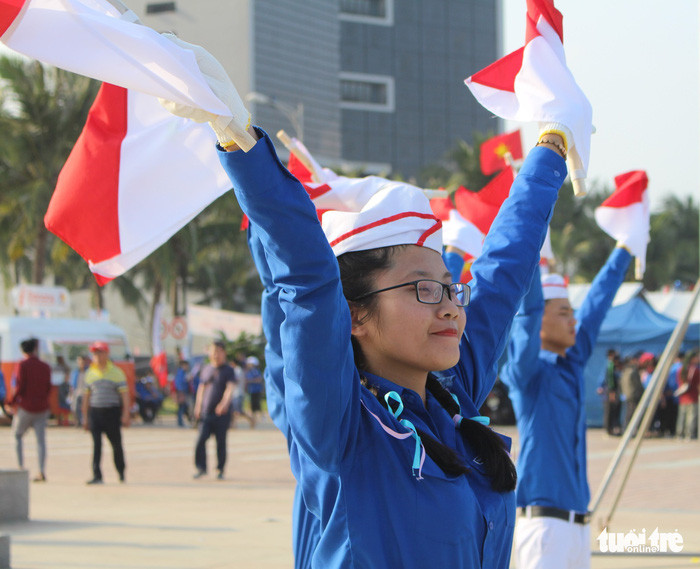 Một bạn trẻ tự tin đồng diễn Semaphore trong nền nhạc hào hùng 