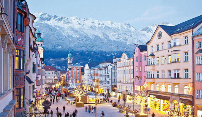 Trên ảnh là Innsbruck, thành phố lịch sử nằm giữa hai dãy núi Alpine. Đây là một trung tâm thể thao mùa đông nổi tiếng thế giới và là địa điểm đăng cai Thế vận hội Mùa đông 1976 và 1964.