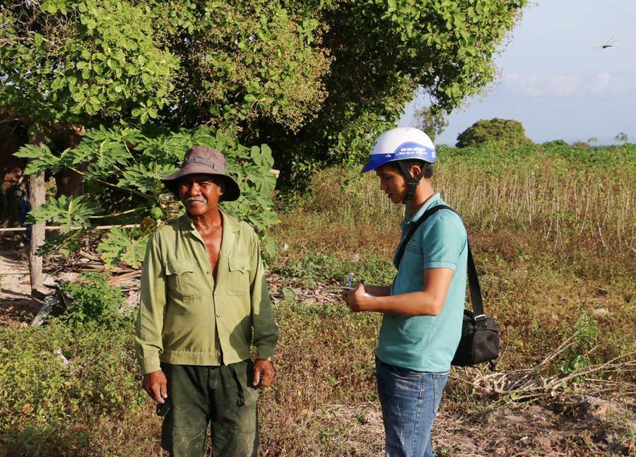 Ông Meh trao đổi với PV tại rẫy mì của mình. Ảnh: Q.T