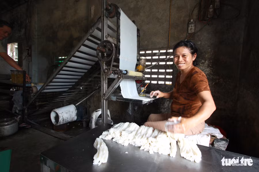 Lò tráng mì Phú Chiêm hiện đại có thể làm ra hàng tấn mì mỗi ngày. Lò tráng mì Phú Chiêm hiện đại có thể làm ra hàng tấn mì mỗi ngày.