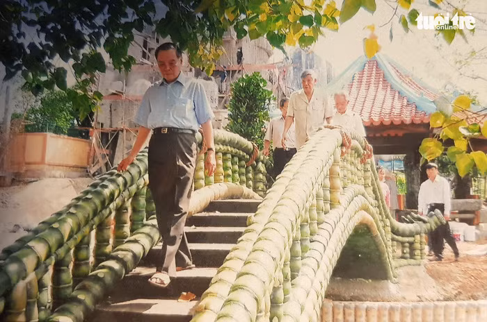 Nguyên Thủ tướng Phan Văn Khải dẫn nguyên Tổng bí thư Lê Khả Phiêu thăm ngôi đình đã được tu sửa - Ảnh: Chụp lại từ tư liệu đình Tân Thông