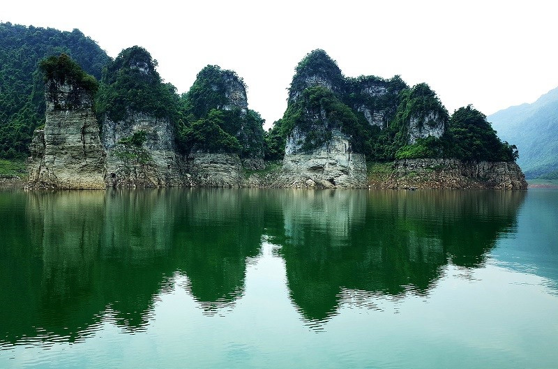Hệ thống núi đá vôi trùng điệp bên hồ Na Hang. Hệ thống núi đá vôi trùng điệp bên hồ Na Hang.