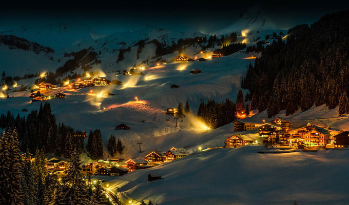 Nhiều du khách cho biết, họ thực sự ấn tượng vì vẻ đẹp mê hoặc vào mùa đông ở Damüls, điểm du lịch nổi tiếng thuộc quận Bregenz, bang Vorarlberg. Damüls cũng giữ kỷ lục thế giới về đô thị với lượng tuyết rơi hàng năm nhiều nhất ở châu Âu - trung bình là 9,3 m/năm.