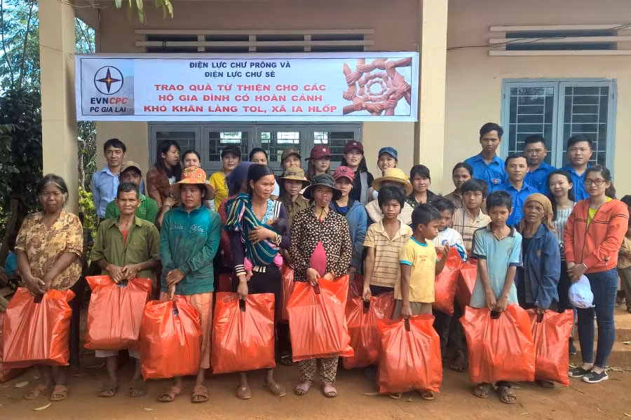 Đoàn viên Điện lực Chư Prông và Điện lực Chư Sê trao 23 suất quà cho những hộ có hoàn cảnh khó khăn, thiếu thốn. Ảnh: Huy Hoàng